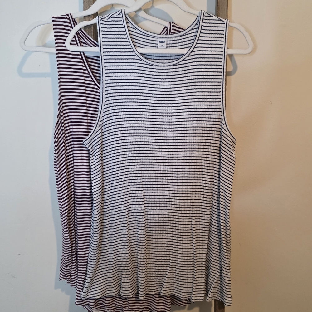 ⭐️40% Off⭐️ Old Navy Striped Tank Top Bundle - Picture 3 of 11